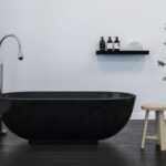 Chauffage au sol salle de bain carrelage noir immitation parquet.