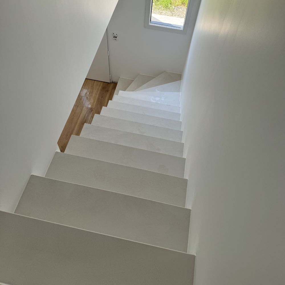 Pose de carrelage blanc sur escalier