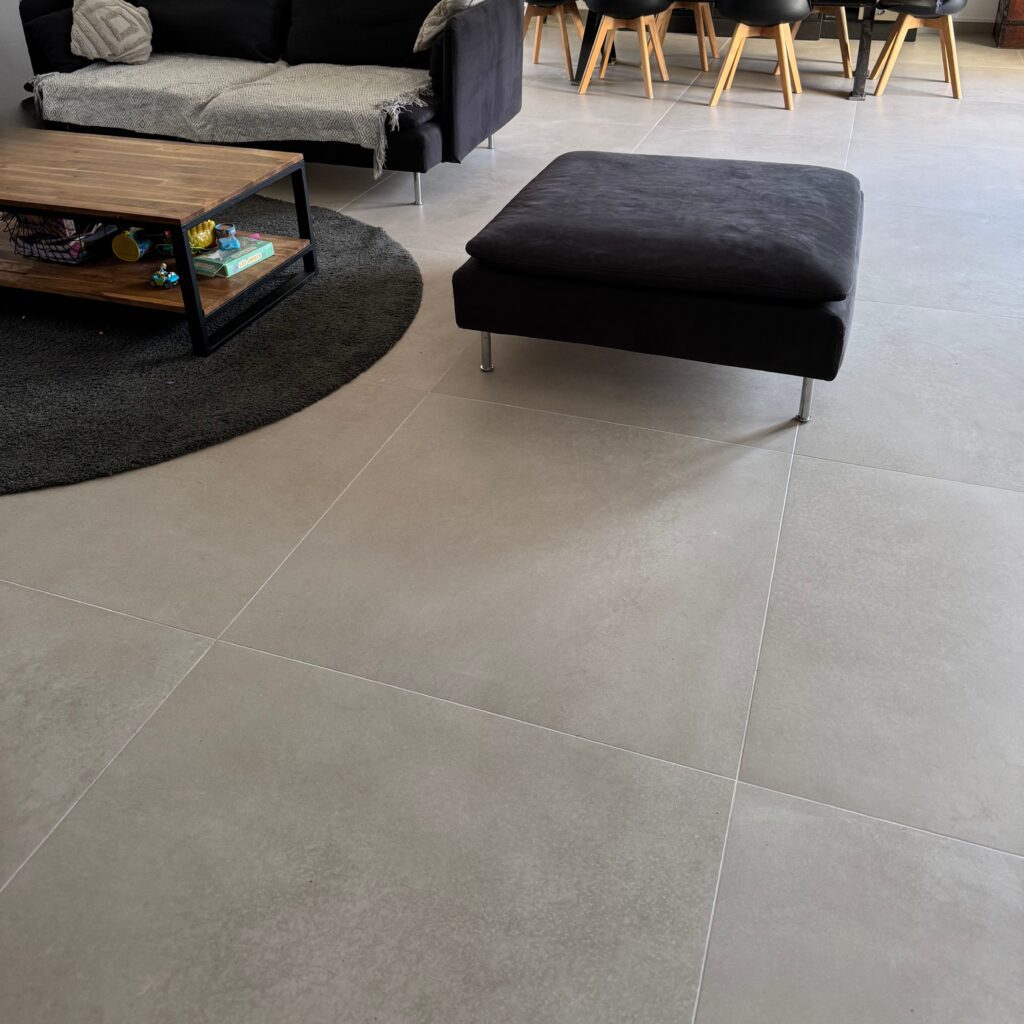 Pose de grands carreaux pièce de vie