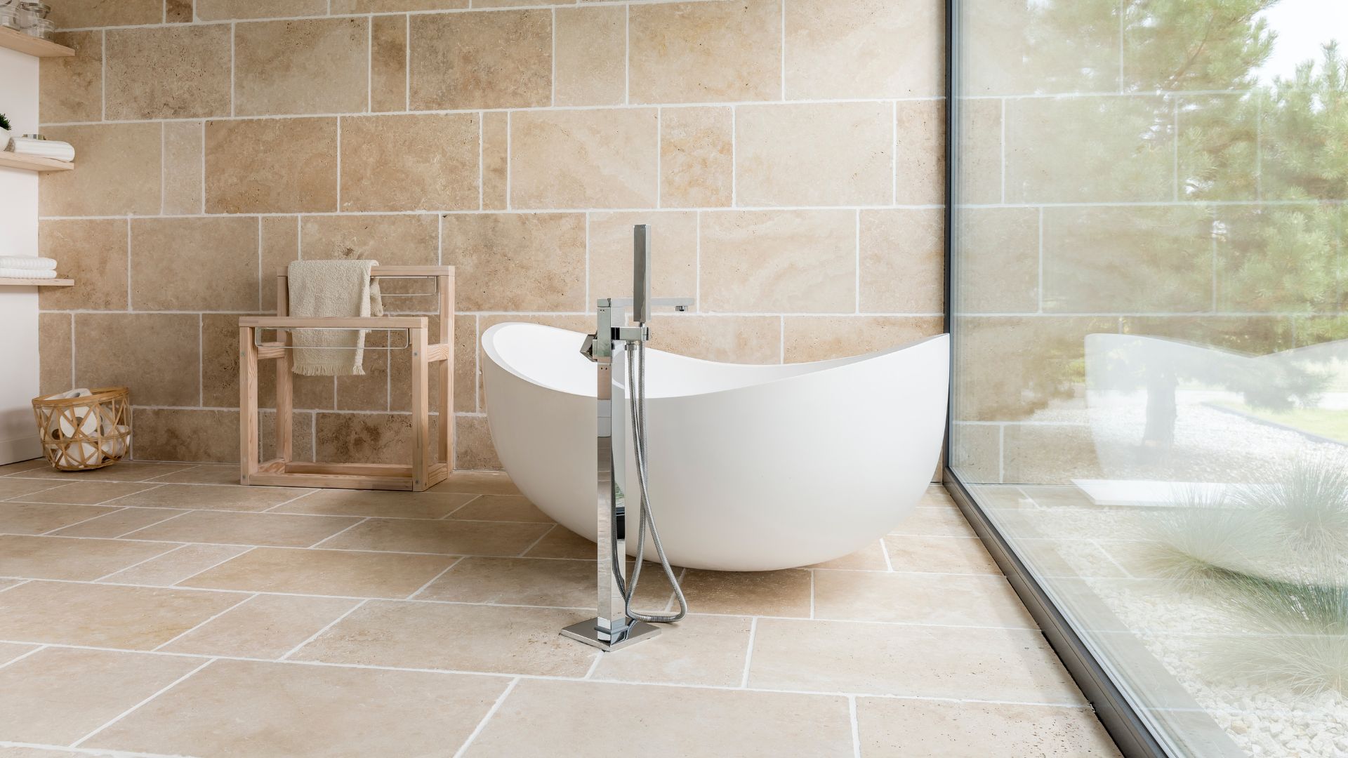 Salle de bain style tile drenching