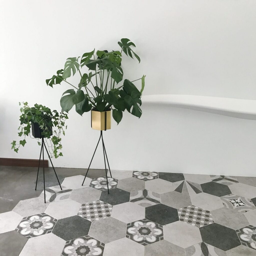 Carrelage de sol décoratif type cérame à motifs noir gris et blanc