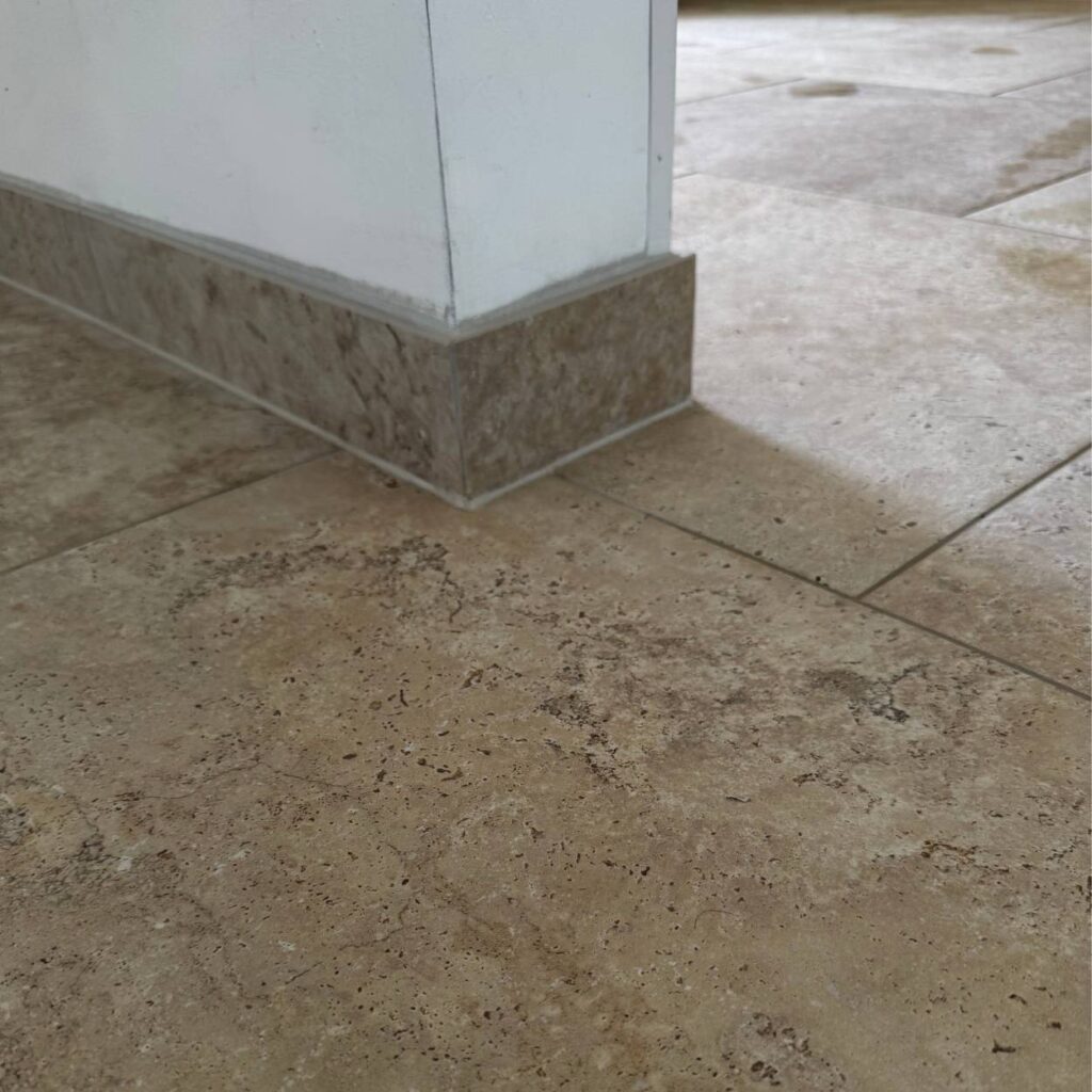 Finition plinthes carrelées avec carrelage beige effet granit