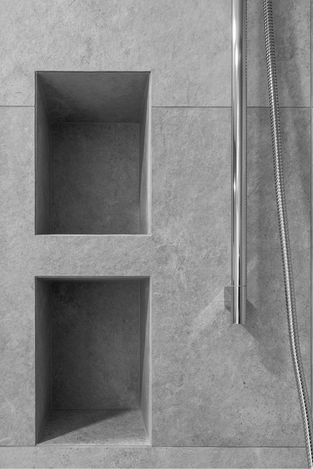 Niches murales intégrées dans un carrelage gris