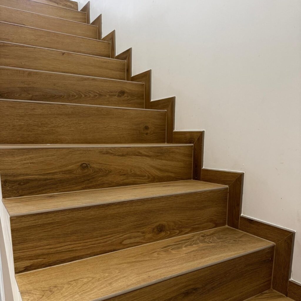 Détail des marches d’un escalier en carrelage effet bois