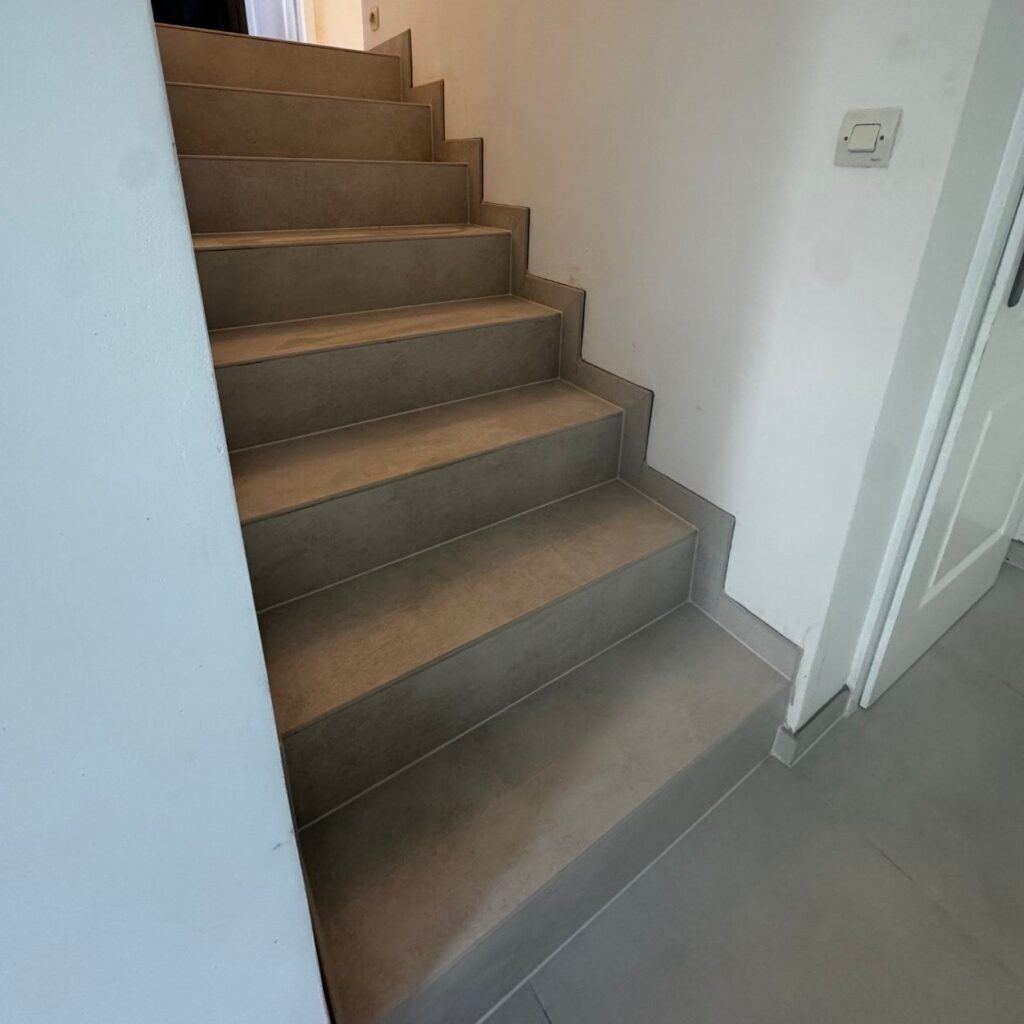 Escalier rénové avec marches en carrelage